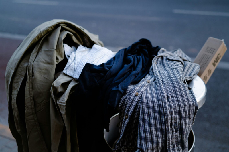 Pożegnaj poliester. Drożdże szyją przyszłość mody taniej niż wełna