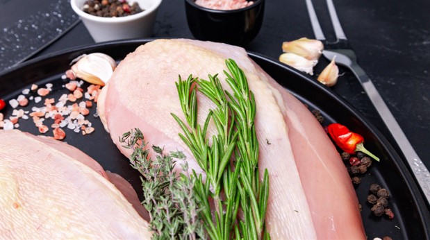 Badania naukowców z SGGW potwierdzają: Kurczak Zagrodowy ma więcej wartości odżywczych niż konwencjonalny brojler. To ważne dla naszego zdrowia!