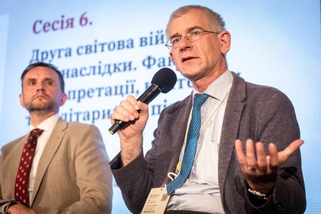 Fałsz i niedomówienia z obsesją w tle