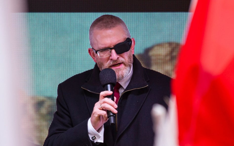 Setki tysięcy wpływów i pytania o rolę Grzegorza Brauna. Po aferze wokół Osuchowej wskazał nową organizację