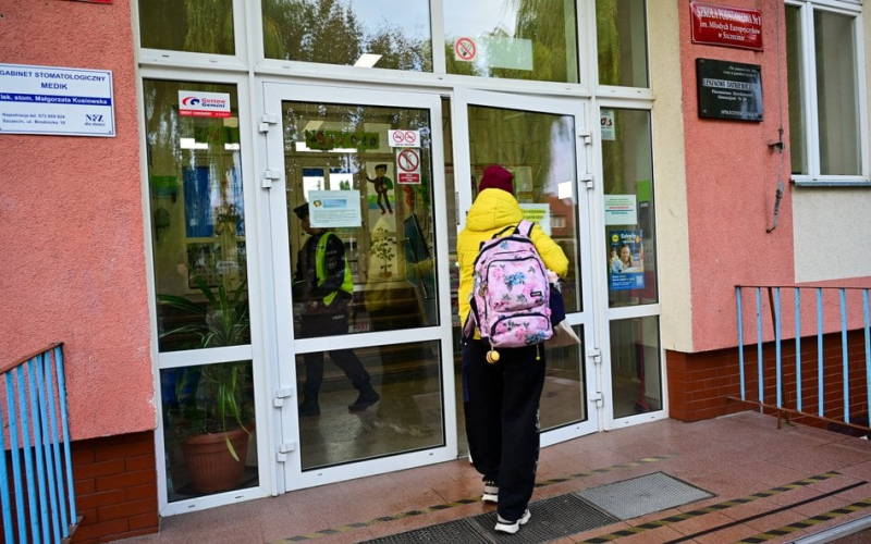 Szkoły jak fortece: Połowa Polaków chce bramek przy wejściach. Sondaż „Rzeczpospolitej”